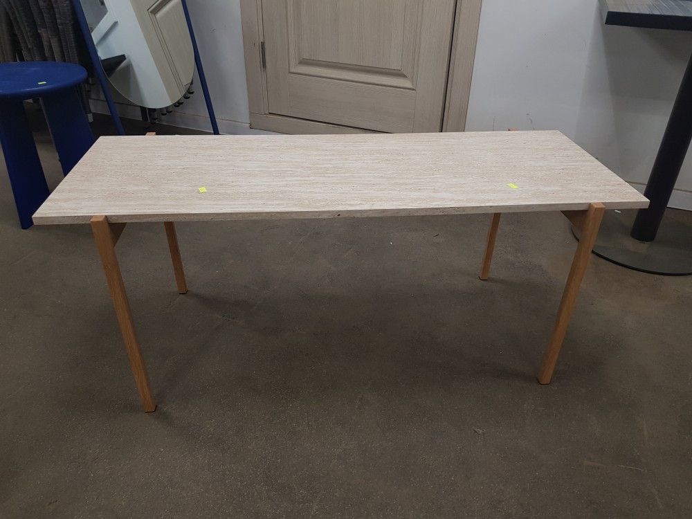 Staliukas, 45 x 110 x 45 cm.