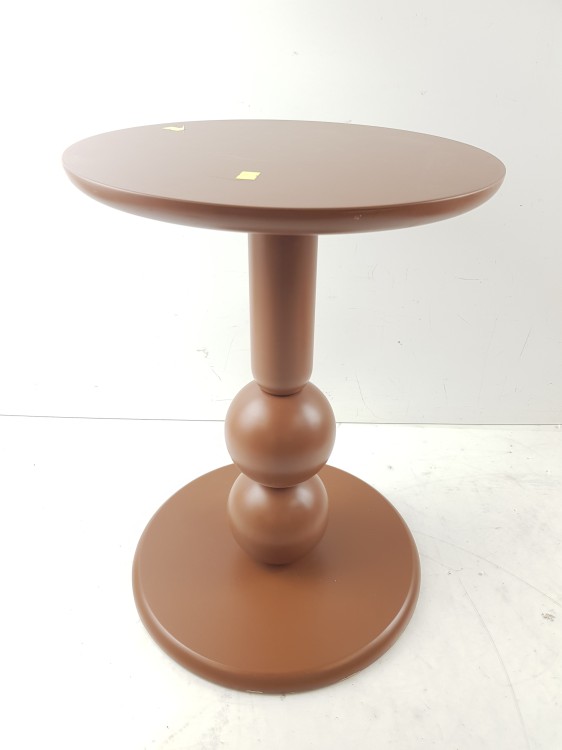 Staliukas. ø33 x 45.5 cm.
